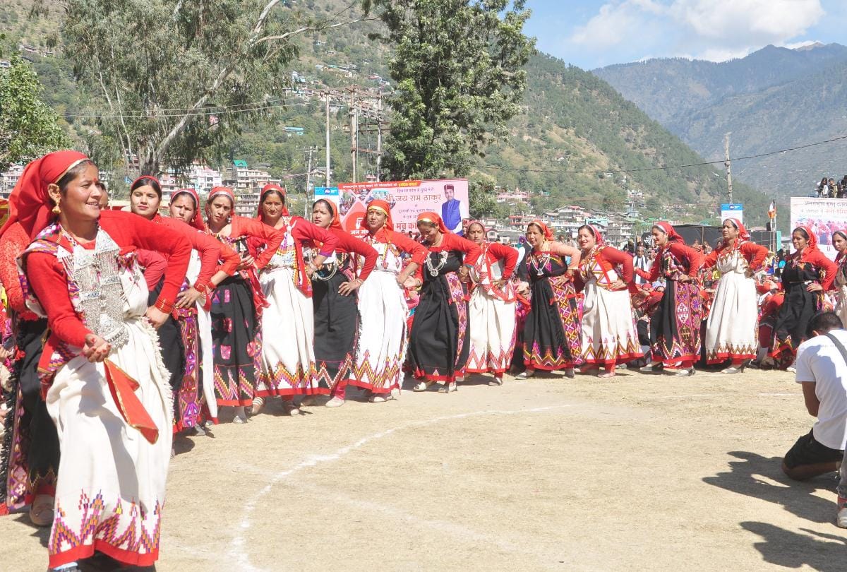 international kullu dussehra 2018 3000 women dance together Nati for nari garima abhiyan