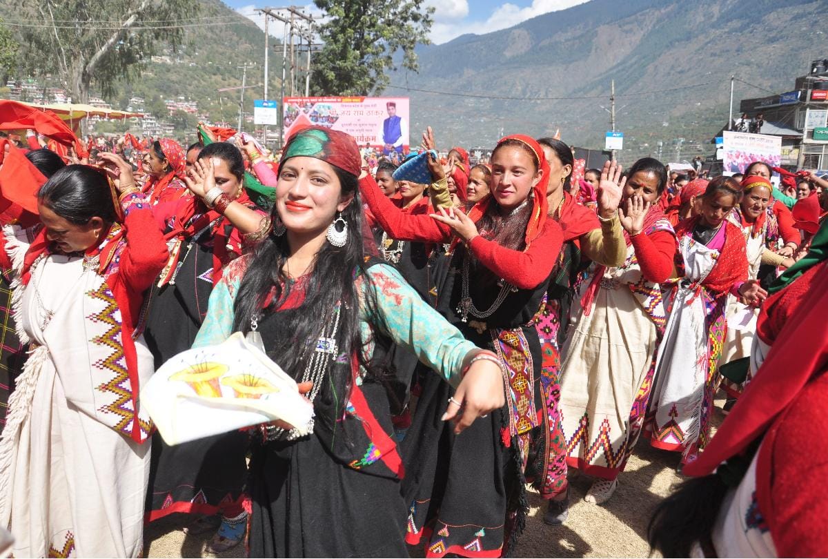 international kullu dussehra 2018 3000 women dance together Nati for nari garima abhiyan