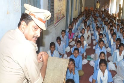 amar ujala event police kee pathshala held in Sarvodaya Inter College etah