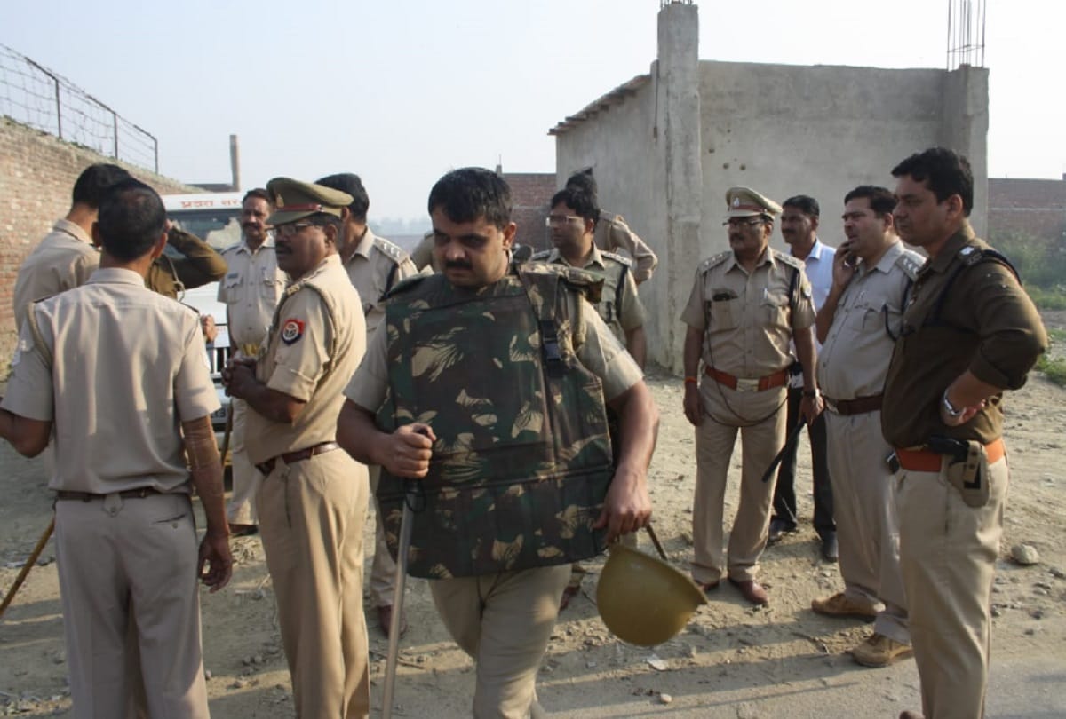 Attack on meerut police and Excise team and five policemen injured