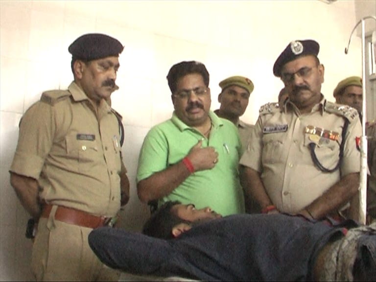 Police encounter in azamgarh one arrest and SI injured