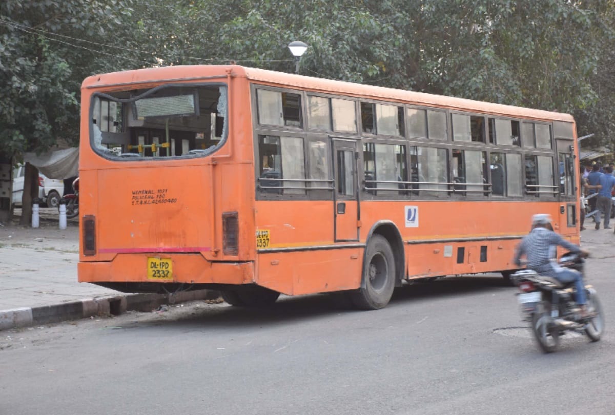 two killed and four injured in road accident at vivek vihar delhi