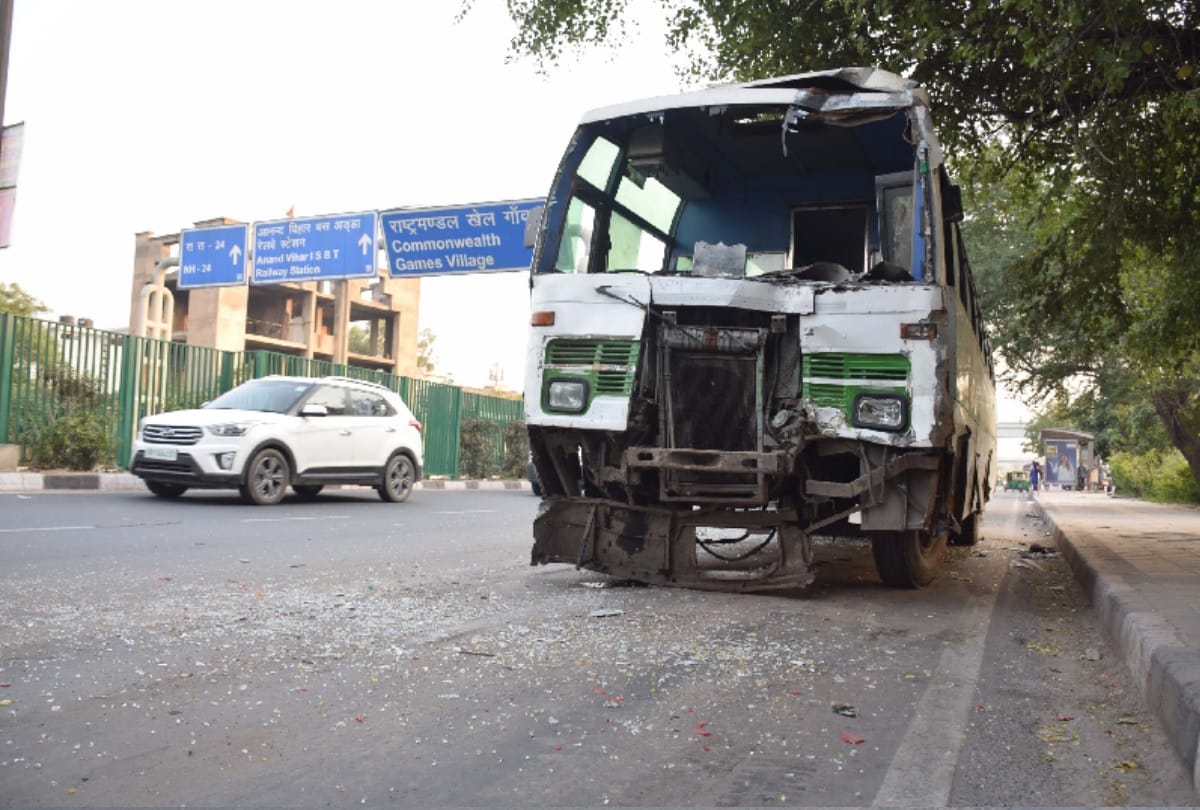 two killed and four injured in road accident at vivek vihar delhi