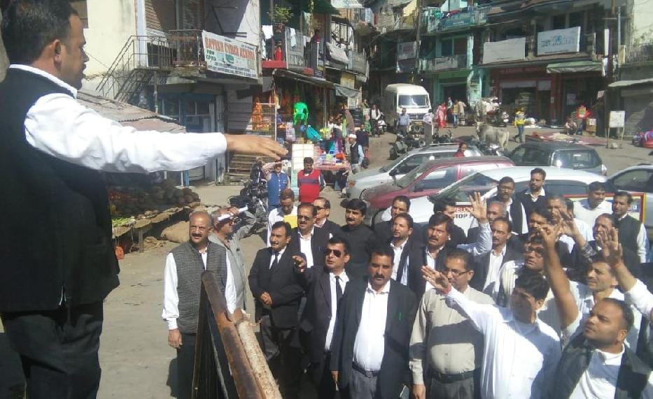 पुलिस पर वकील से मारपीट का आरोप, सड़कों पर बोला हल्ला