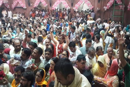 Mathura News: Huge Crowd Reached for Banke Bihari Mandir Darshan in Vrindavan See Photos