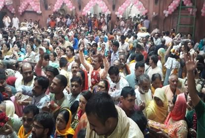 Banke Bihari Temple: बांके बिहारी दर्शन के लिए उमड़ी भीड़, वृंदावन हुआ जाम; लगी तीन किलोमीटर लंबी कतार Mathura News: Huge Crowd Reached for Banke Bihari Mandir Darshan in Vrindavan See Photos