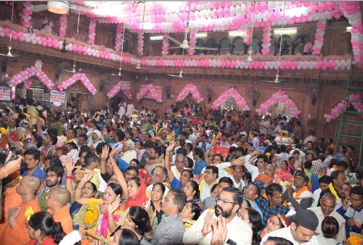Sharad Purnima 2018 devotees crowd gathered at Banke Bihari Temple