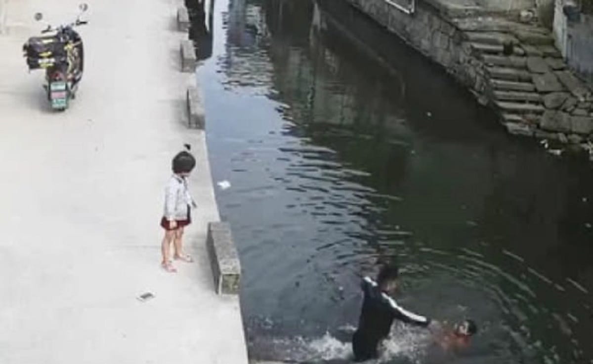 Chines Guy delivery man saves kid video goes viral on social media