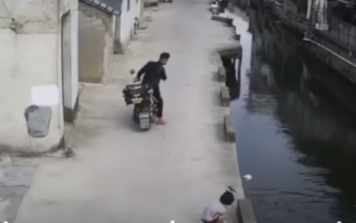 Chines Guy delivery man saves kid video goes viral on social media