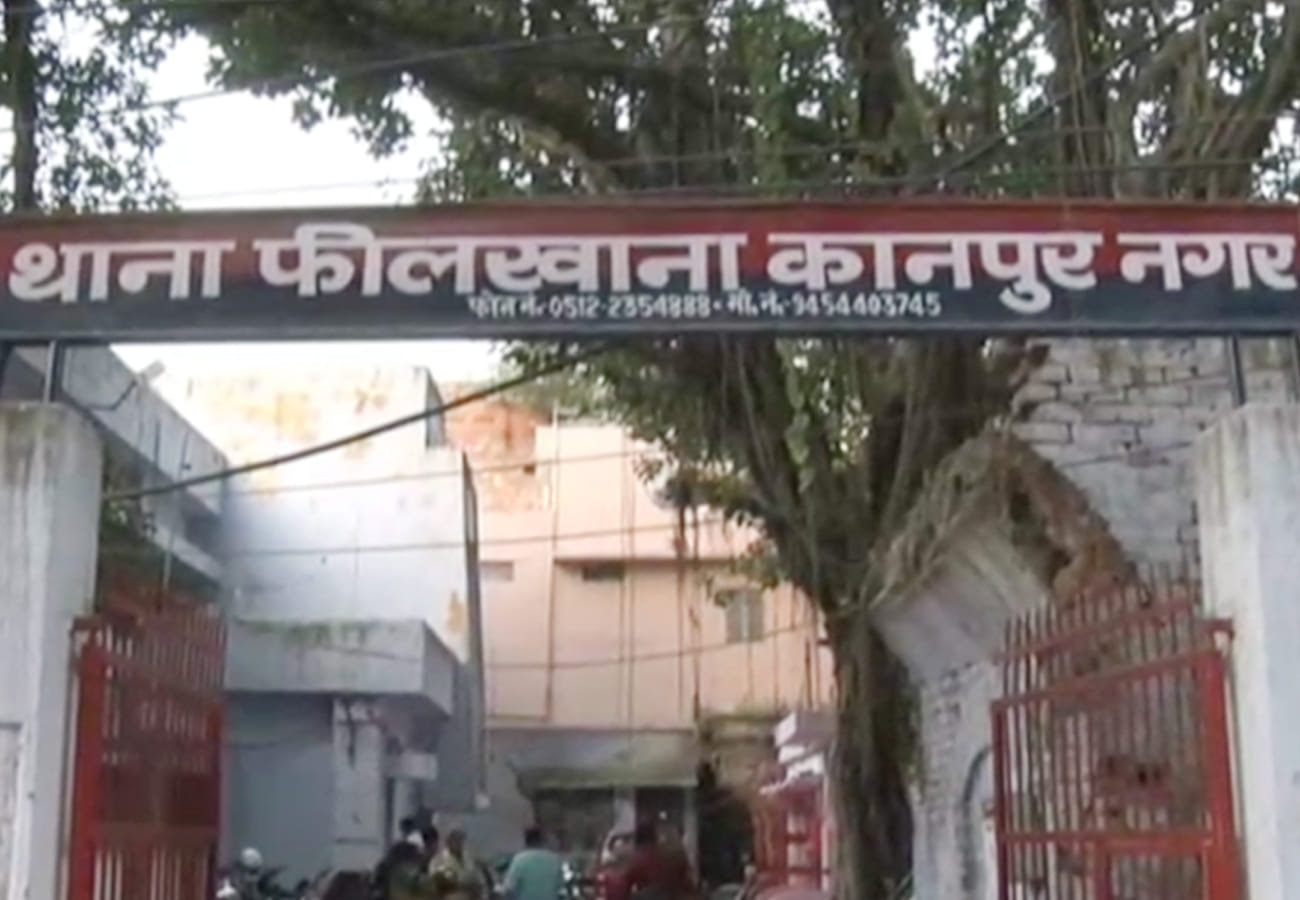 More than Hundred crore Robbery from closed showroom in Kanpur