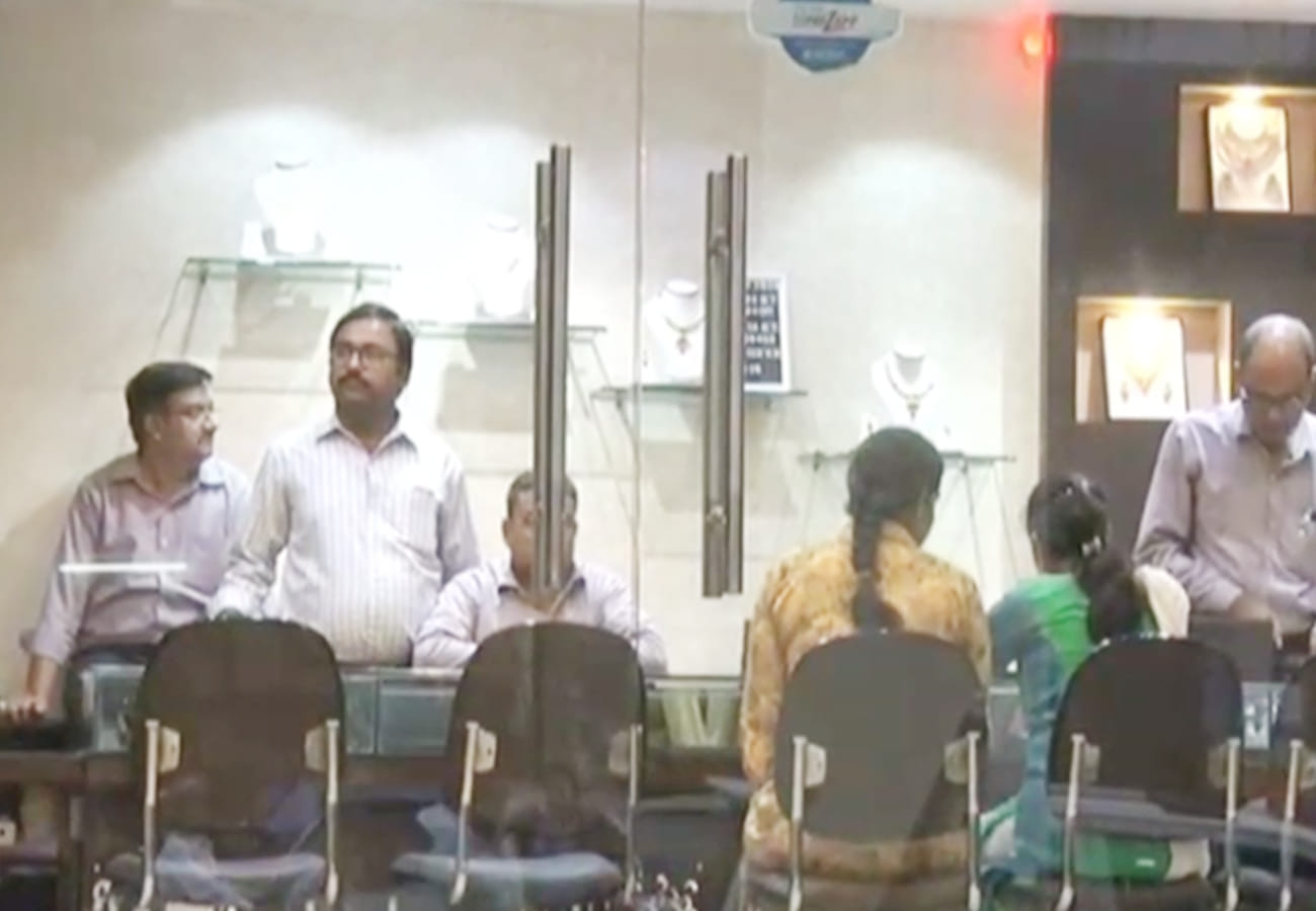 More than Hundred crore Robbery from closed showroom in Kanpur