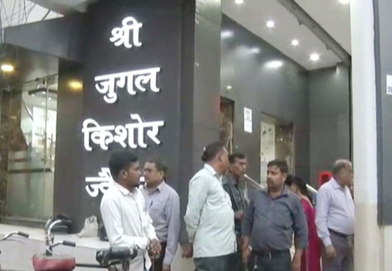 More than Hundred crore Robbery from closed showroom in Kanpur