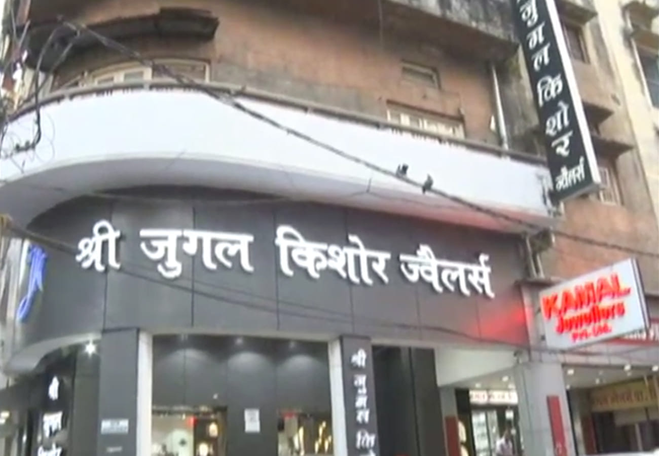 More than Hundred crore Robbery from closed showroom in Kanpur