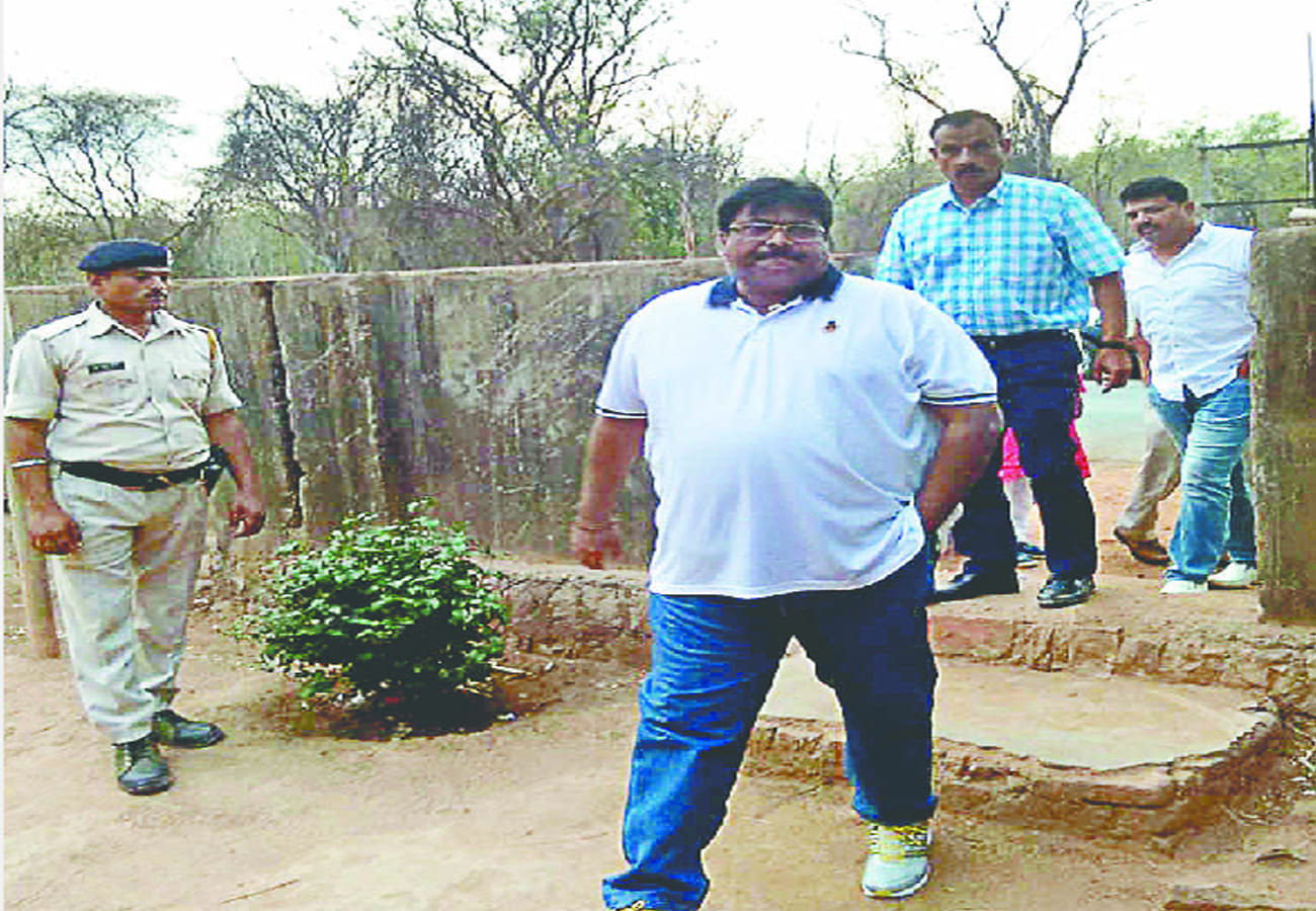 Dacoit Coal gang kidnaps three including retired SDO