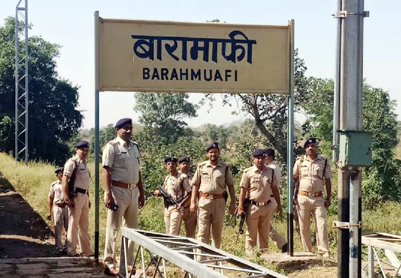 Dacoit Coal gang kidnaps three including retired SDO