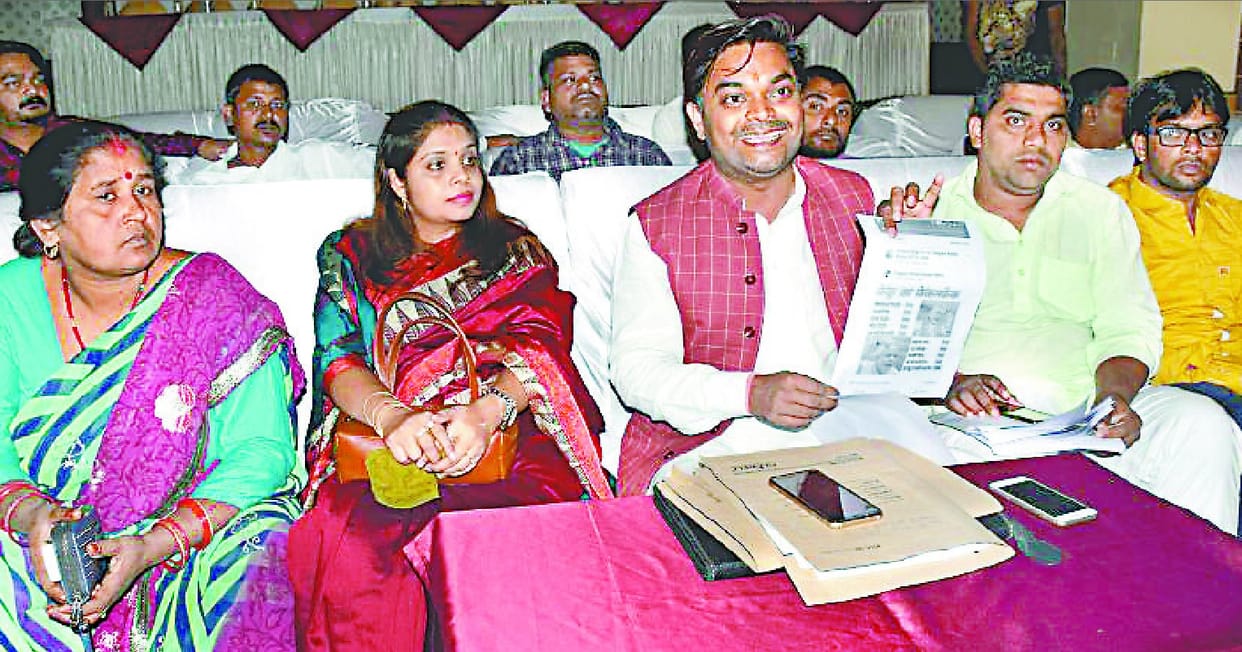 Suresh koli left BJP along with followers