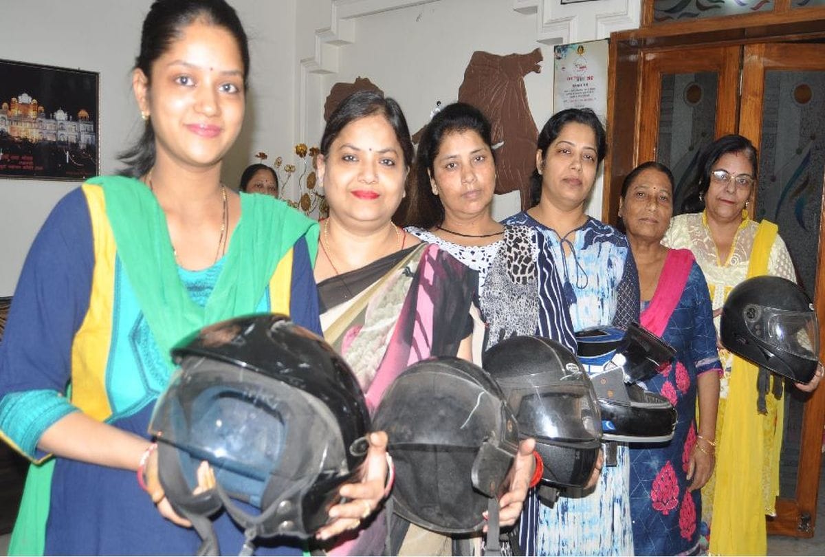 women will gives helmet gift to her husband on karwa chauth