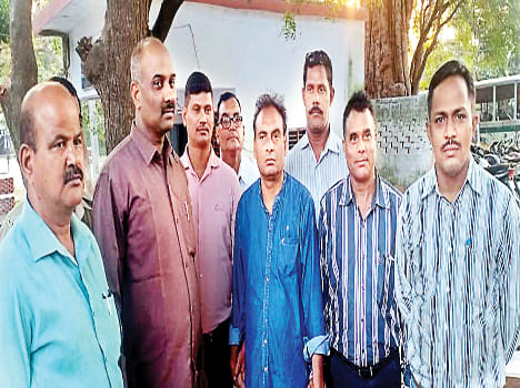 lekhpal caught taking bribe