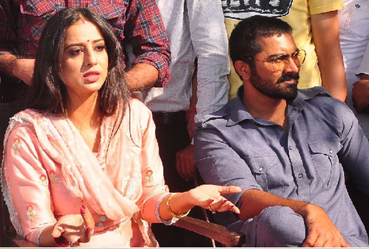 film actress mahi gill reached barabanki for shooting
