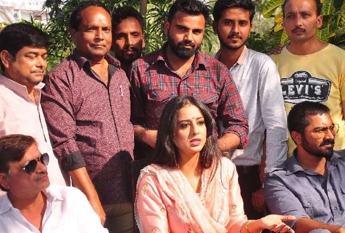 film actress mahi gill reached barabanki for shooting