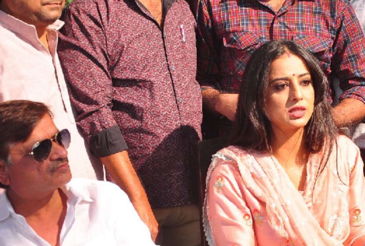 film actress mahi gill reached barabanki for shooting