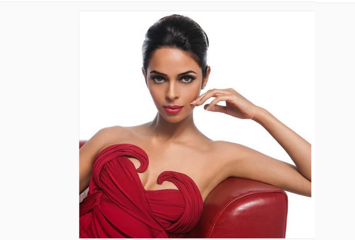 mallika sherawats new saree look offends his haters in hindi