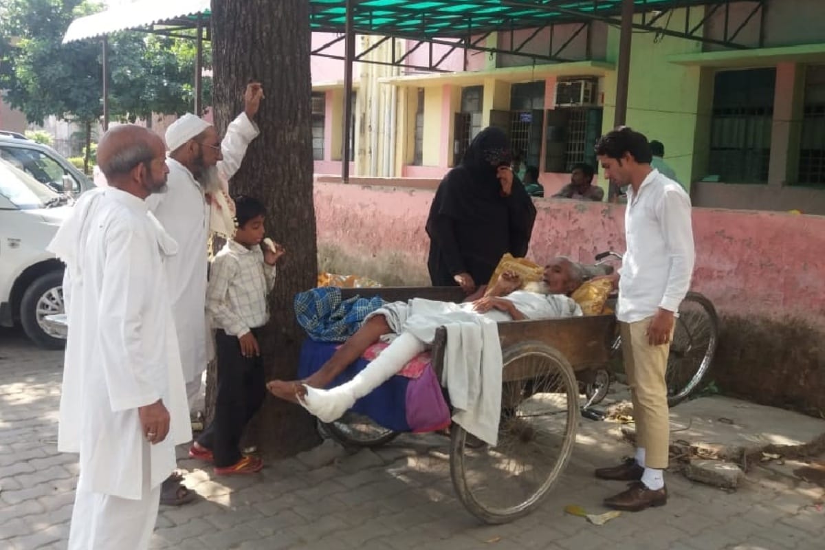 government hospitals in meerut not has stretchers for patients forced to carry on lorry