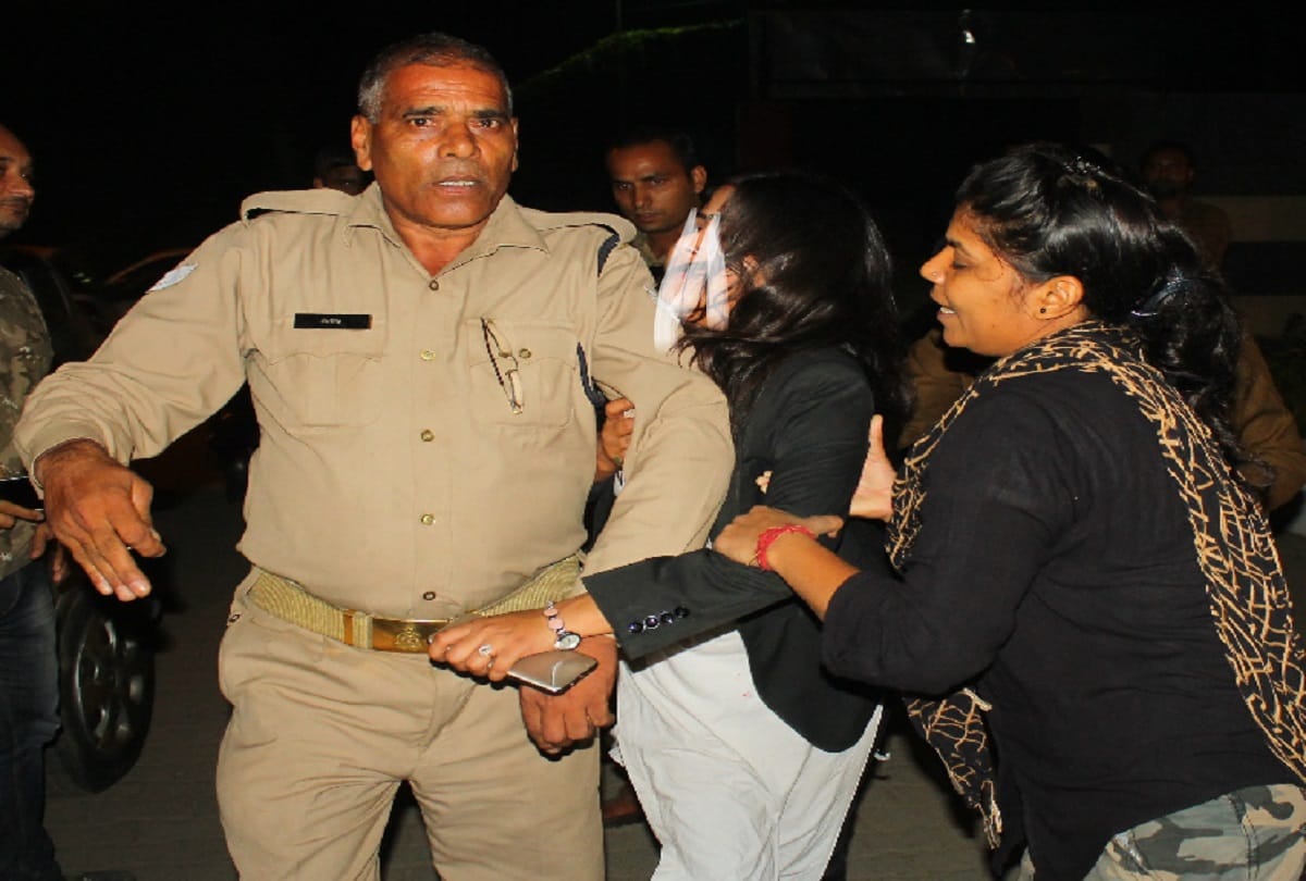 meerut daroga video viral latest news women lawyers collision in many cars