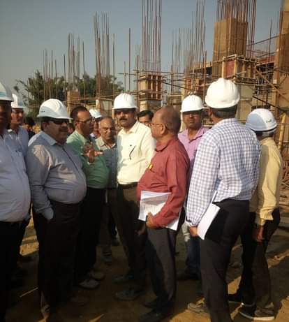 निर्माणाधीन शुगर मिल का निरीक्षण करते एमडी।