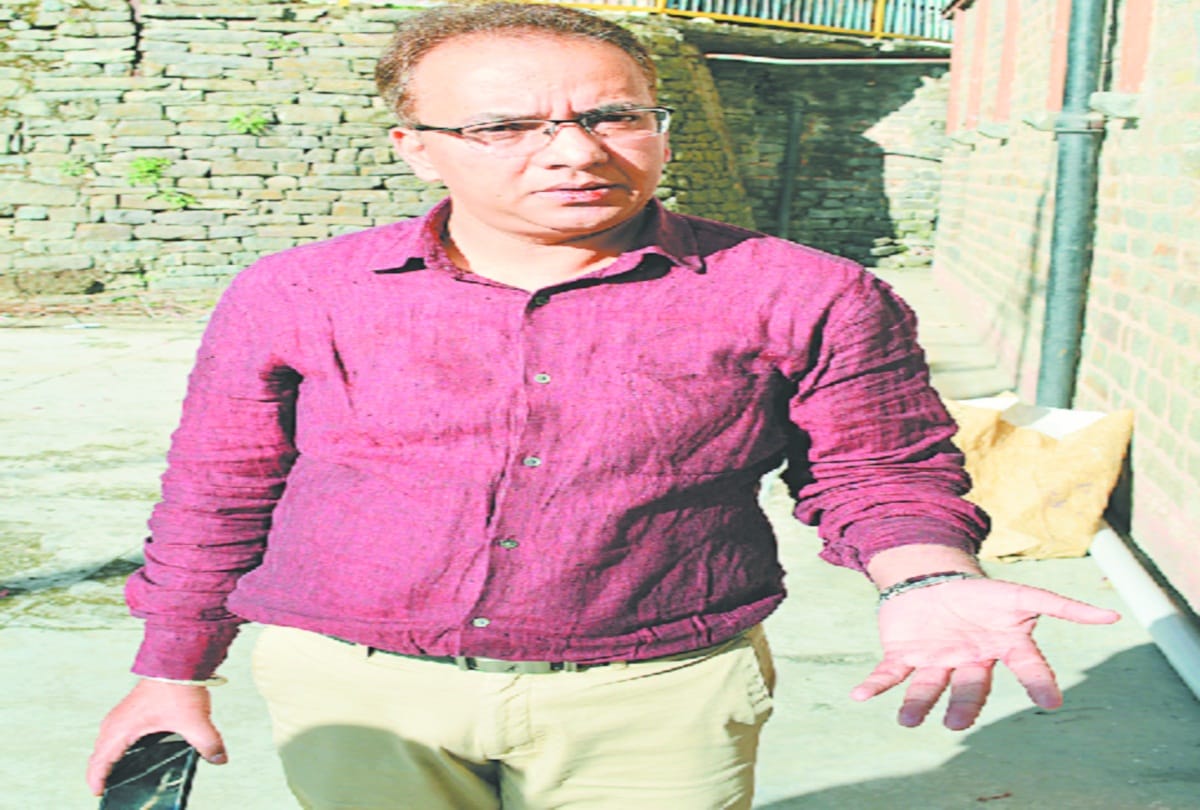 Kanoongo attacked on mc shimla Commissioner's private secretary at mall