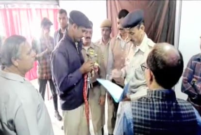 Police raid in restaurants at hamirpur and a dozen minor fled