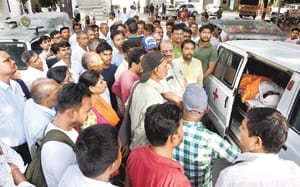 Demonstrations in the commission by keeping the body of the employee