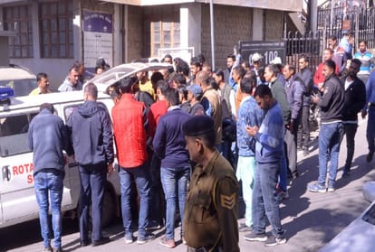 truck crushed police constable in solan himachal