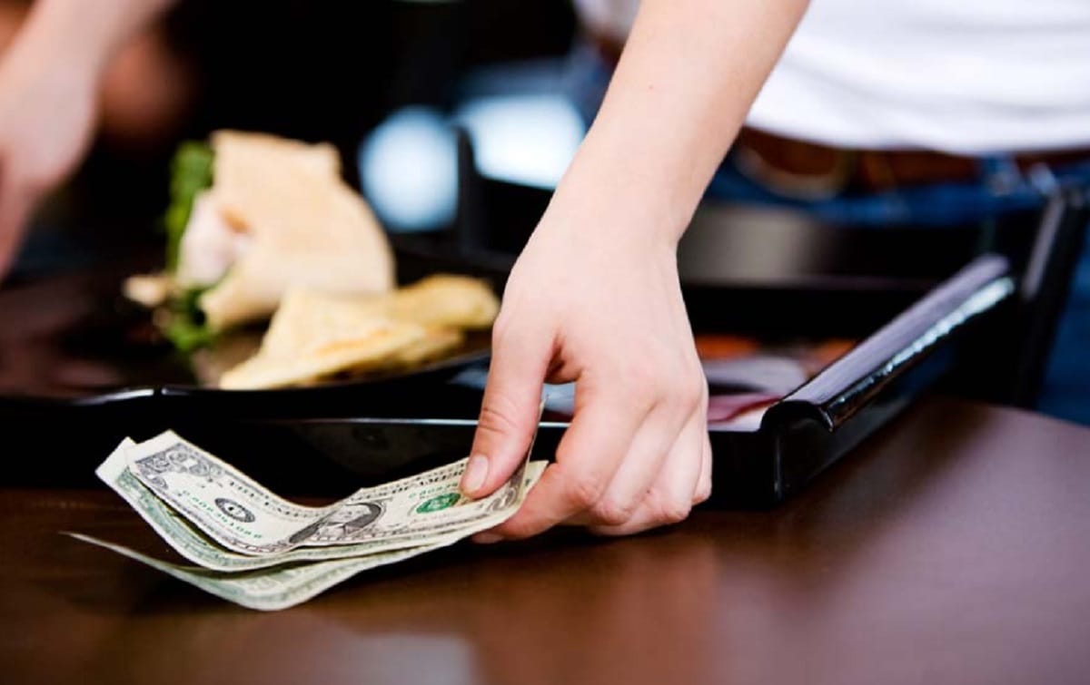 Waitress got seven lac rupee in tips