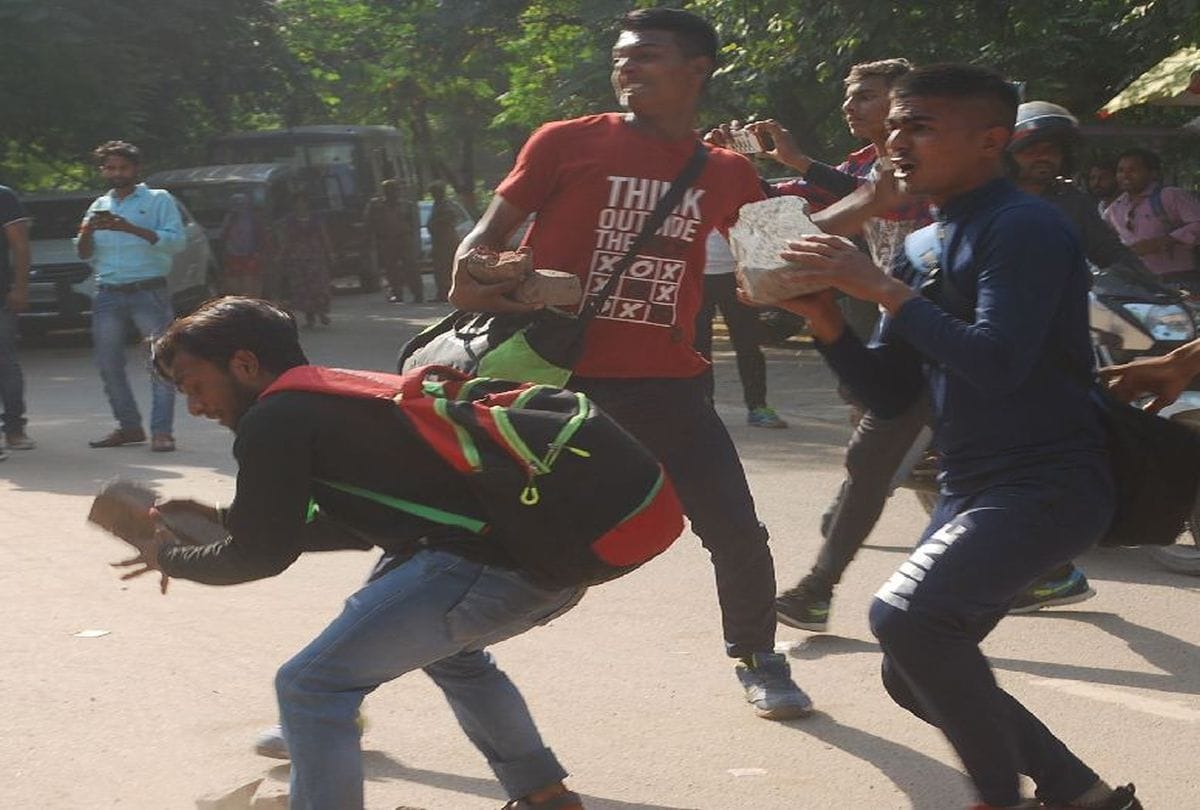 Agra University students throw stones