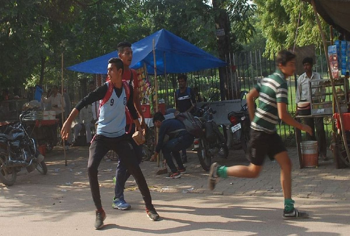 Agra University students throw stones