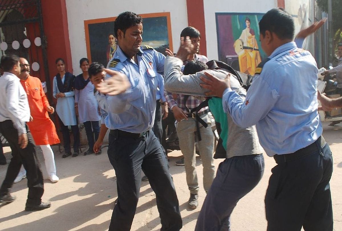 Agra University students throw stones