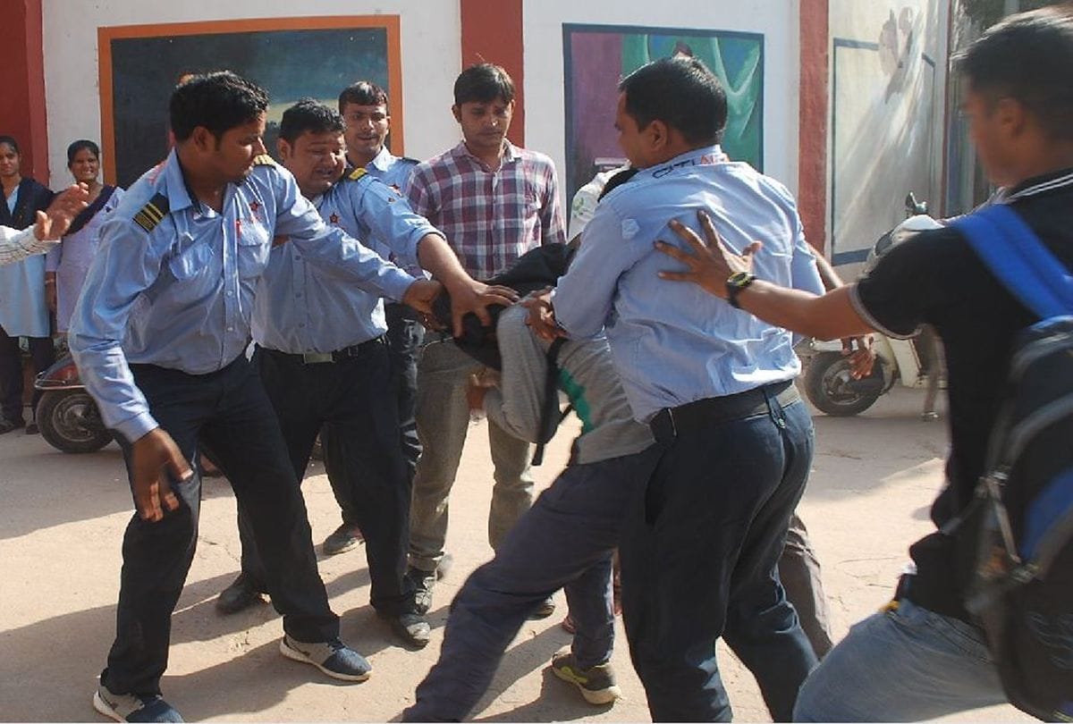 Agra University students throw stones