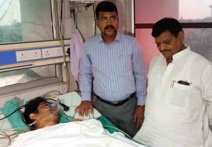 Shivpal Singh Yadav sitting on the strike in support of medical students in Etawah