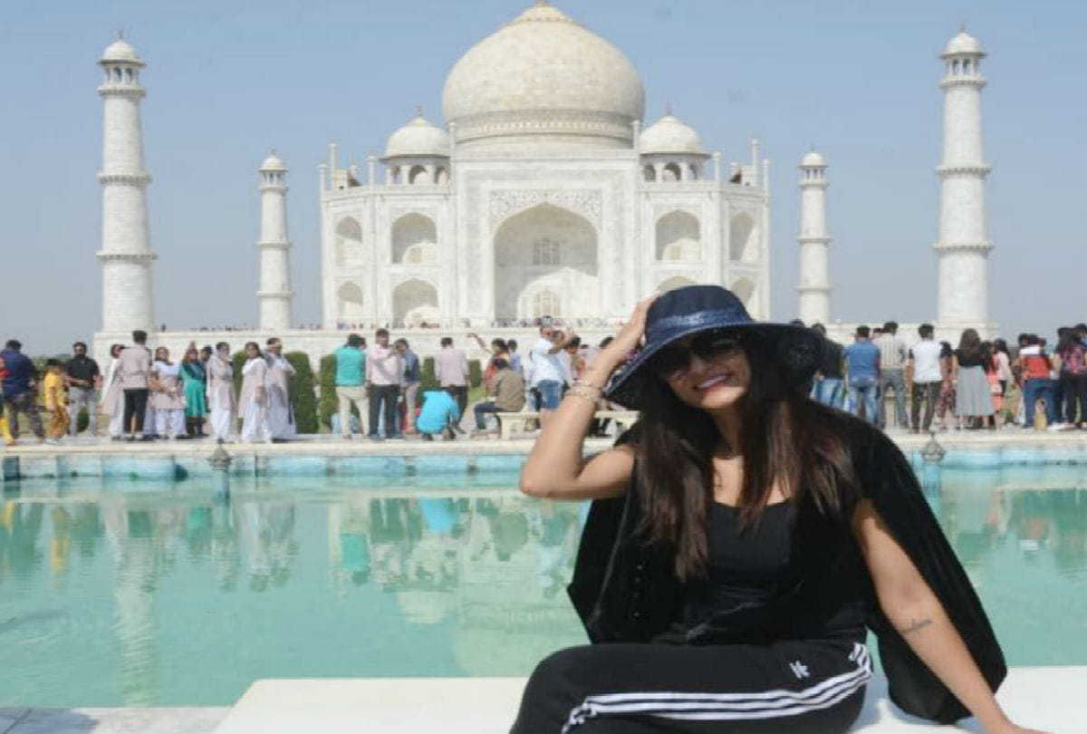 former miss universe Sushmita Sen visits Taj Mahal