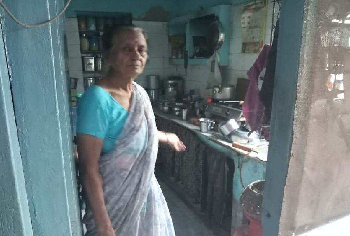 miscreants looted old woman in the house in agra