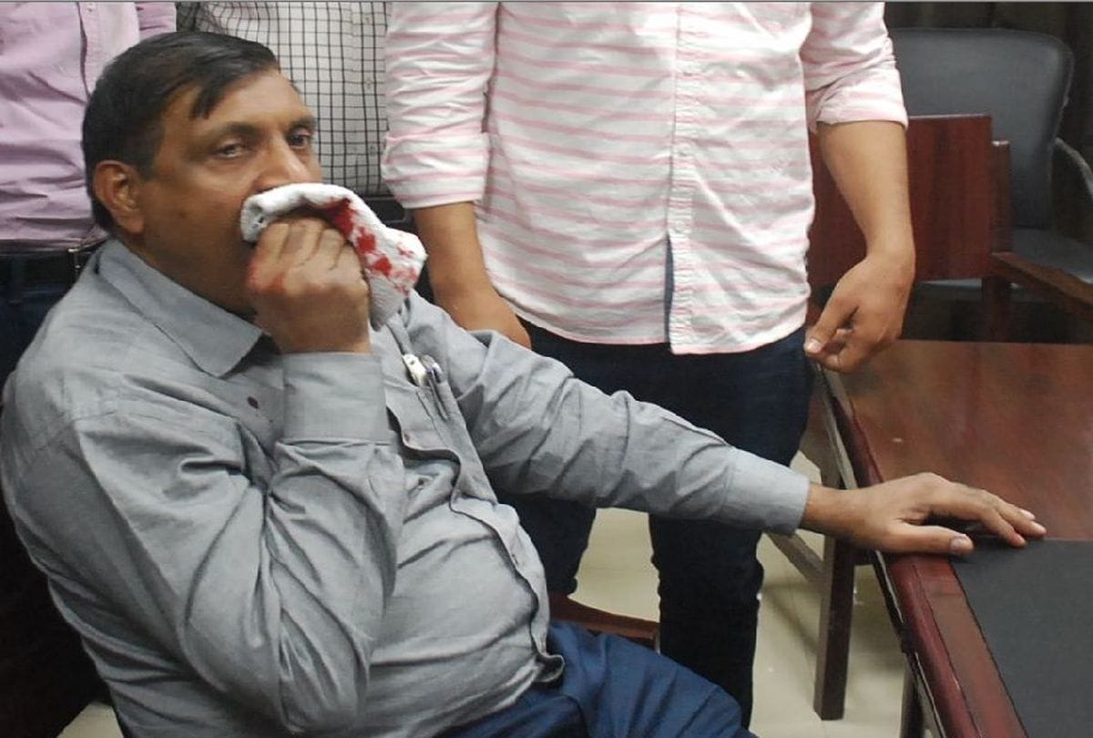 Agra University students throw stones