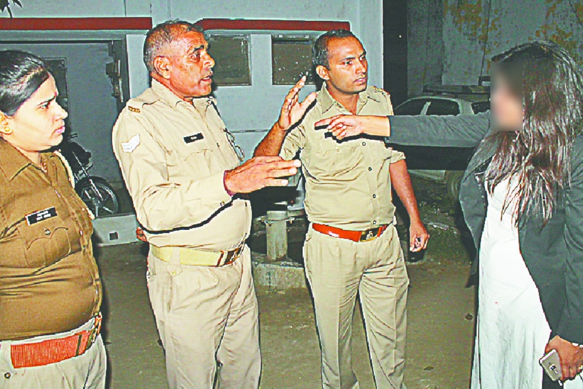 UP Daroga video viral latest news Women lawyer drama in Meerut police station