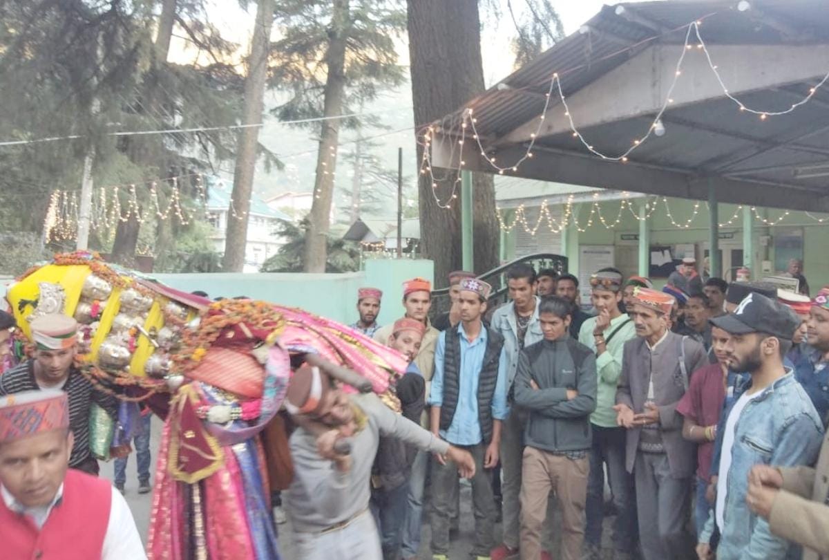 international kullu dussehra 2018 Devta Veernath in DC office Kullu