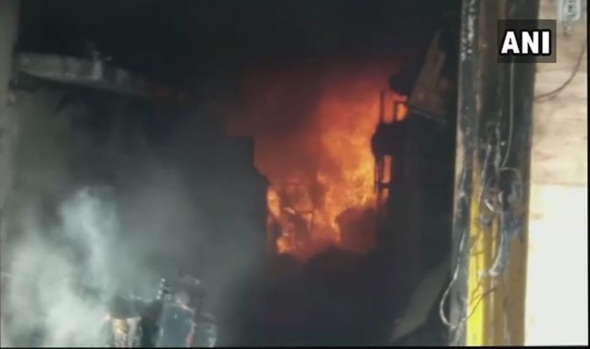 slum in pune caught fire, two died