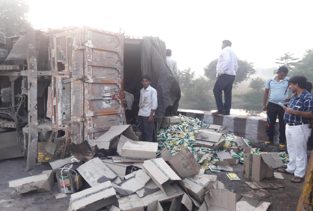 Truck overturned on Karban river in Hathras, traffic affected 6 hours