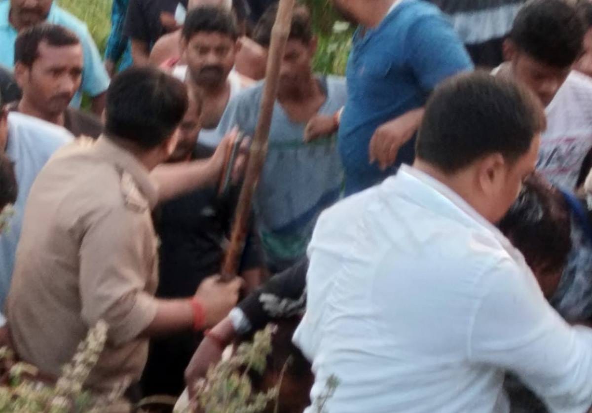 Daroga save criminal life when mob trying to kill him at uttar pradesh
