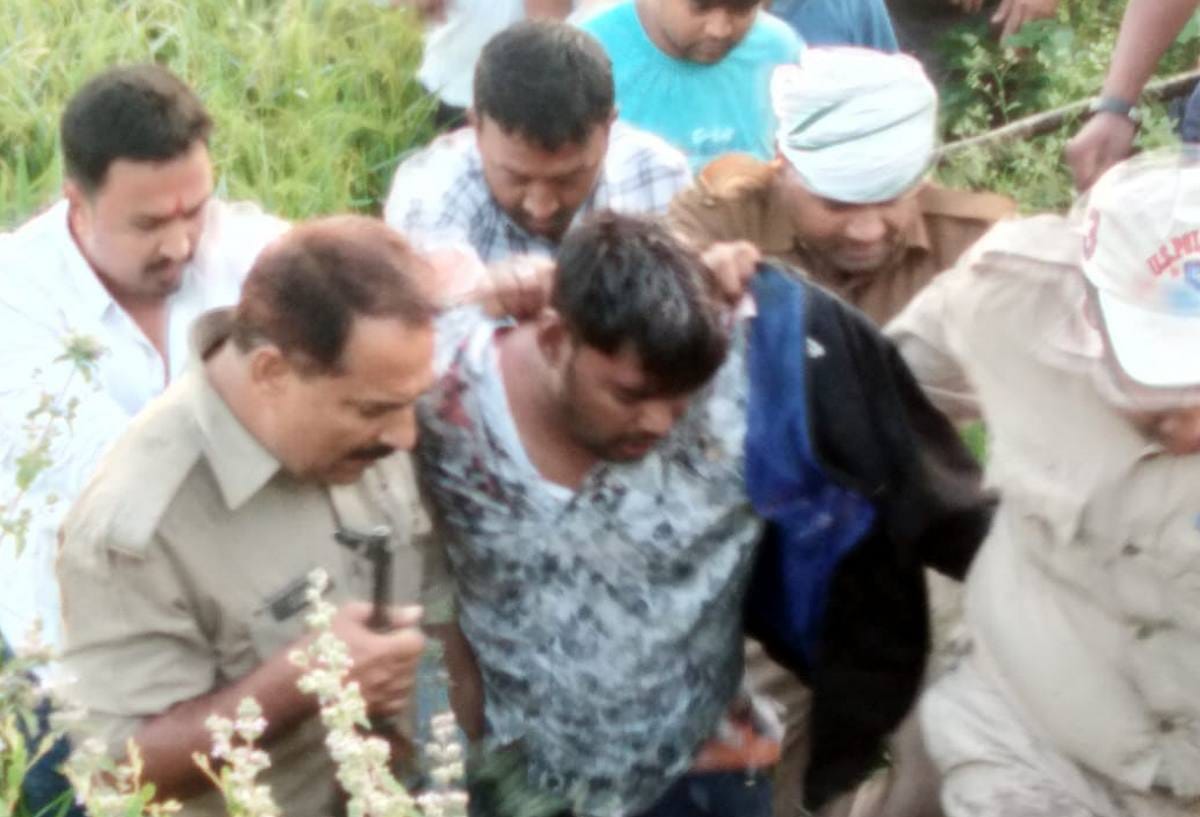 Daroga save criminal life when mob trying to kill him at uttar pradesh