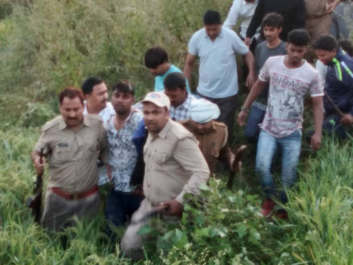 Daroga save criminal life when mob trying to kill him at uttar pradesh