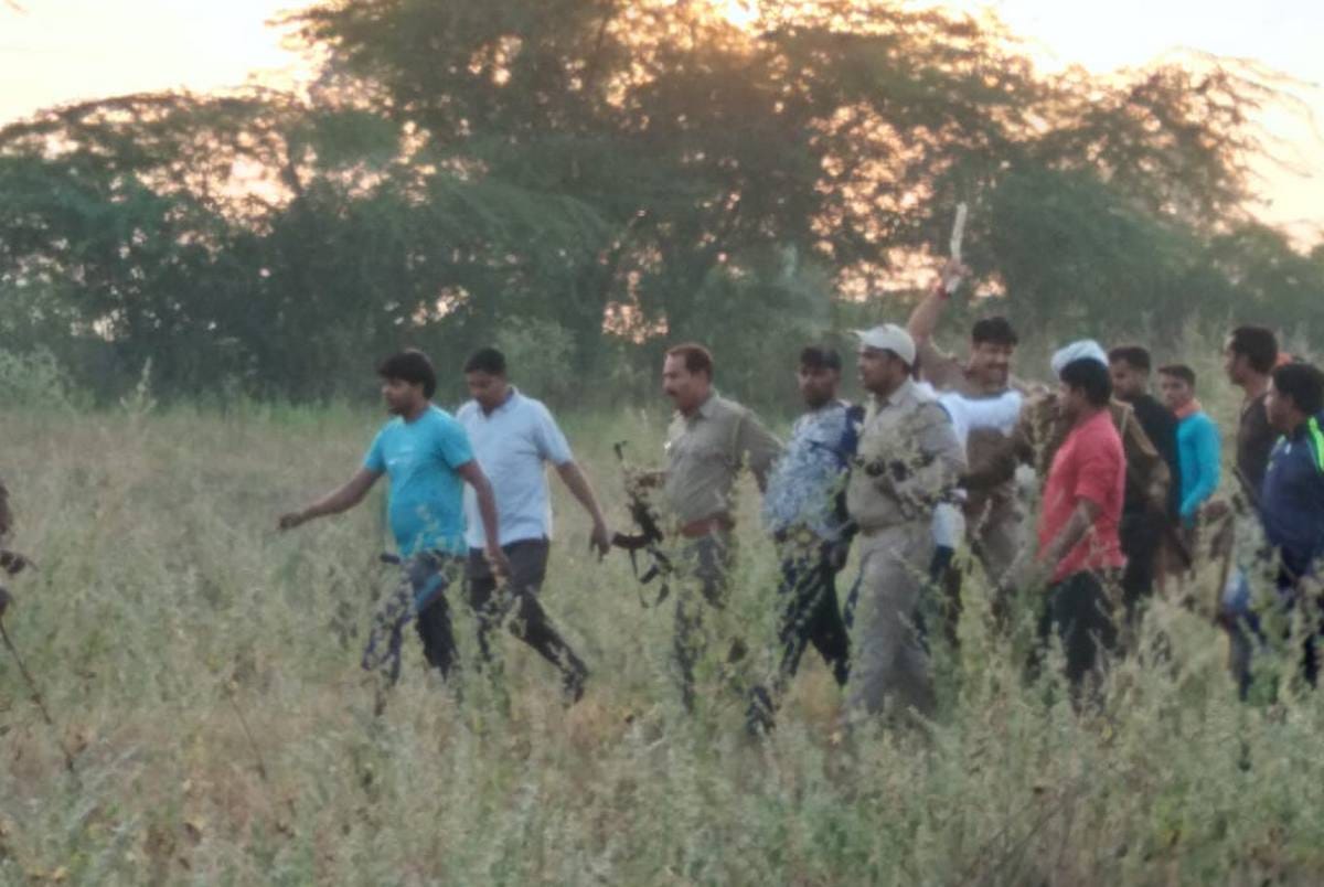 Daroga save criminal life when mob trying to kill him at uttar pradesh